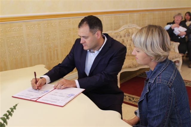 Рождение тысячного с начала года младенца отметили в Биробиджане