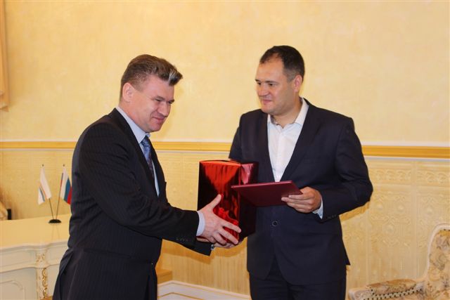 Рождение тысячного с начала года младенца отметили в Биробиджане