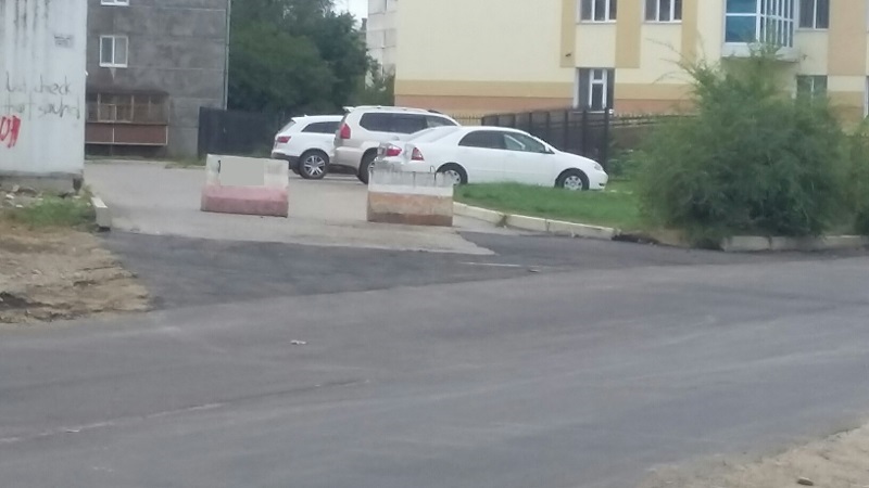 Бетонные блоки преградили путь автовладельцам