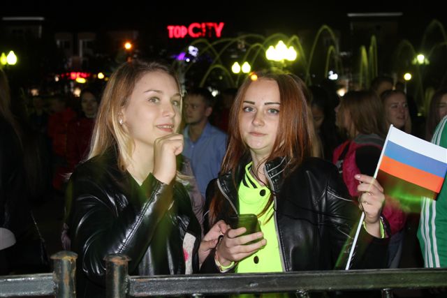 На площади было много молодежи