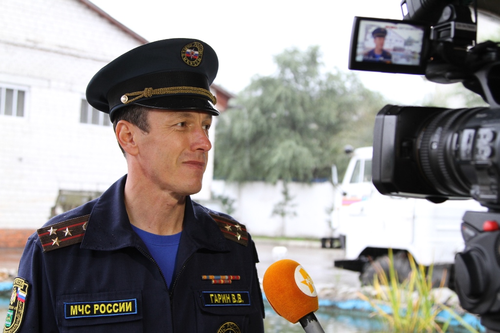 По комнатам бомбоубежища школьников провел начальник отдела ГУ МЧС России по ЕАО полковник Валентин Гарин
