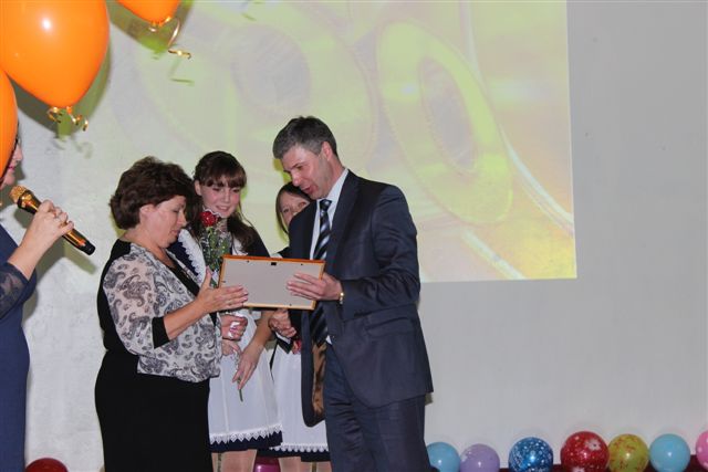 Награды вручает Ян Аблов