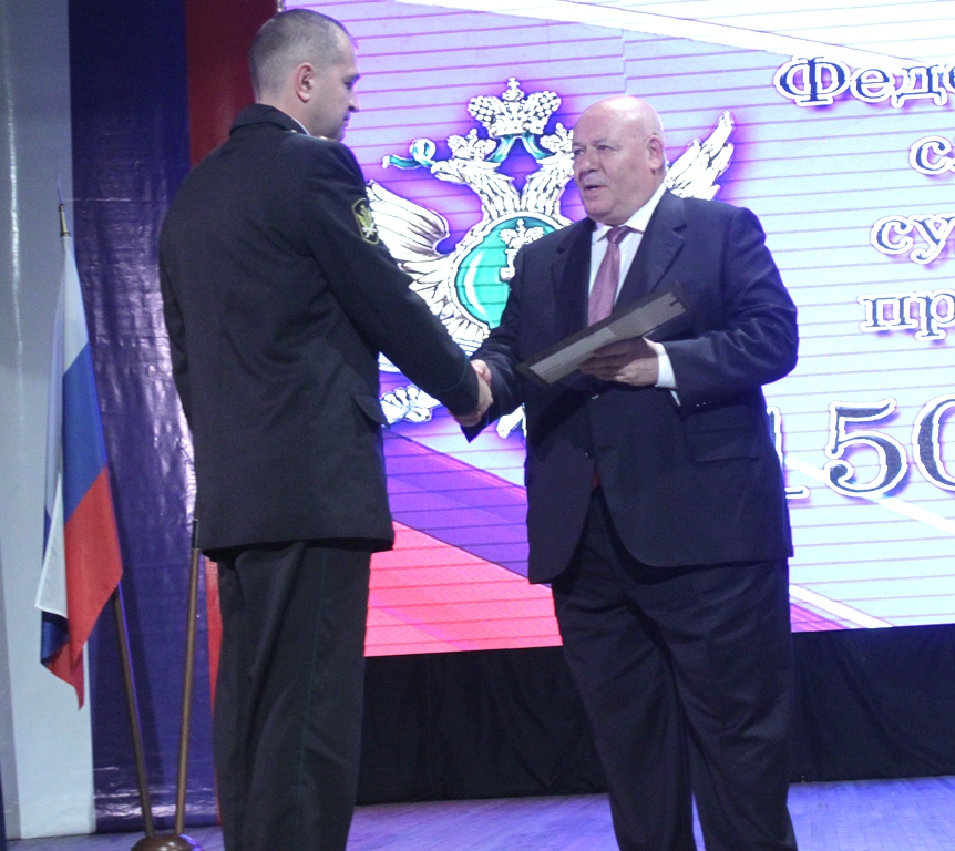 Судебные приставы ЕАО принимали поздравления от депутатов регионального парламента