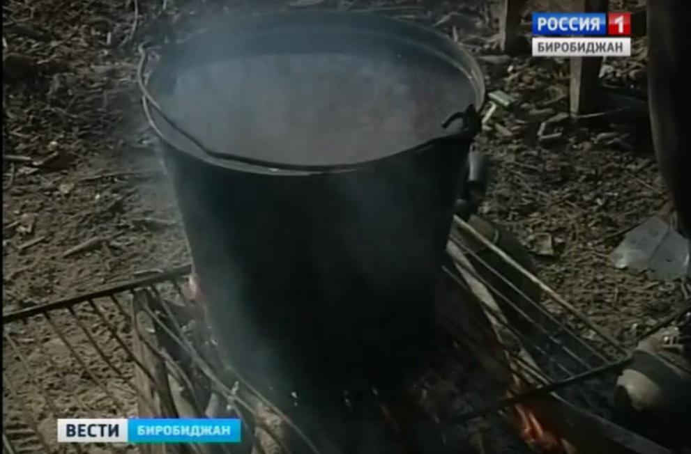 Бездомный приводит себя в порядок: холодная вода с Биры, горячая – на костре