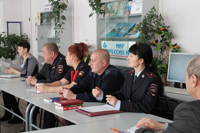Биробиджанские полицейские провели день правовой помощи для подшефных воспитанников Политехнического техникума