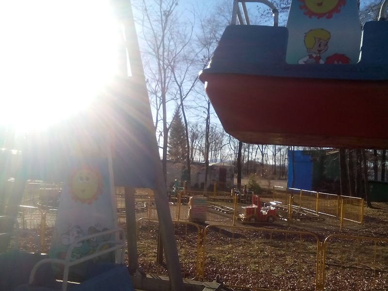 Елочка в парке хоть и не сильно большая, но видно ее издалека