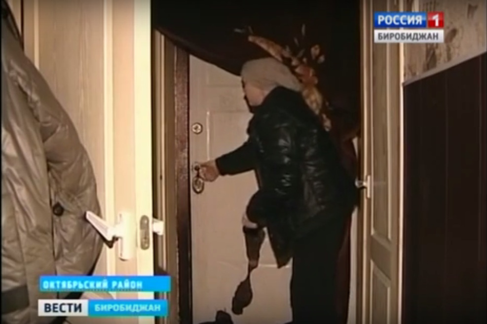 Жителям новостроек приходится скалывать лед с дверей или растапливать его обогревателем