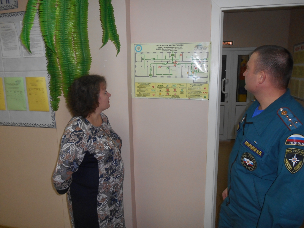 Украшать елки правильно учат пожарные руководство школ и детских садов Биробиджана