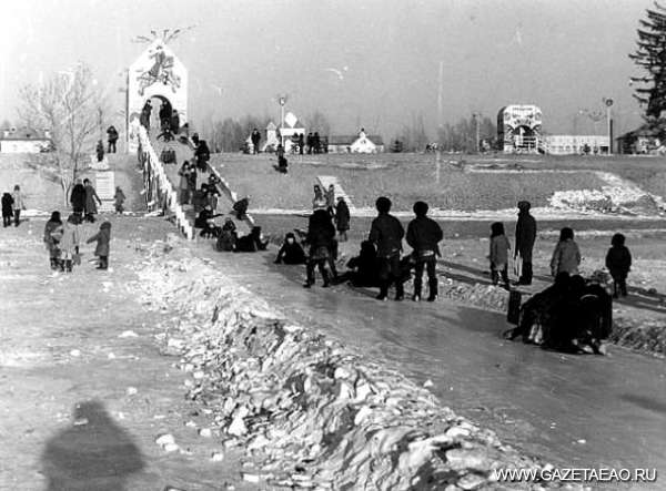 Горка всегда собирает массу желающих прокатиться с ветерком