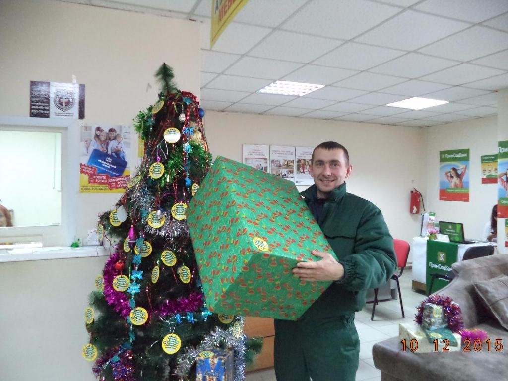 Срывайте с елки открытки и получайте скидки или подарки