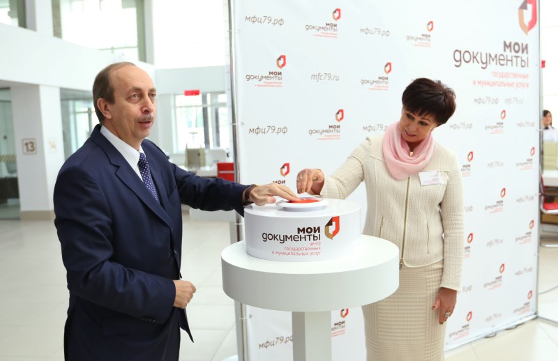 Первым получить госуслугу директор центра Рита Андреева пригласила губернатора 