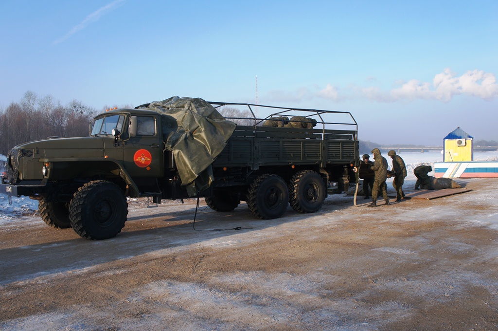 Установку палаток проводят военнослужащие