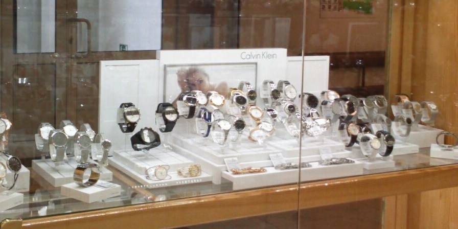 Подарок с часовым механизмом гарантирует взрыв позитивных эмоций у виновника торжества