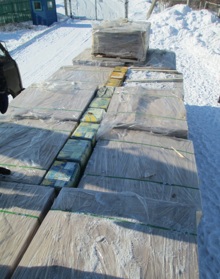 Почти 150 лап медведей и 400 кг нефрита пыталась вывезти в КНР через ЕАО иностранная фирма