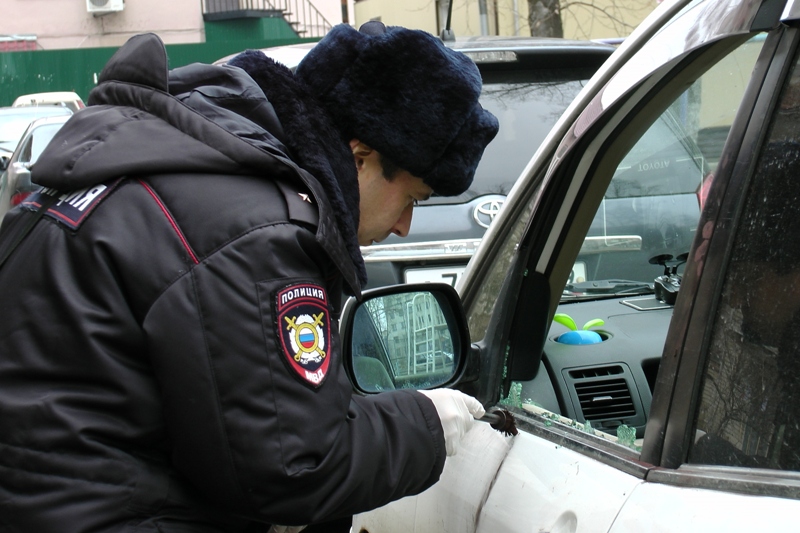 Портфель украли из авто биробиджанца, разбив боковое стекло 