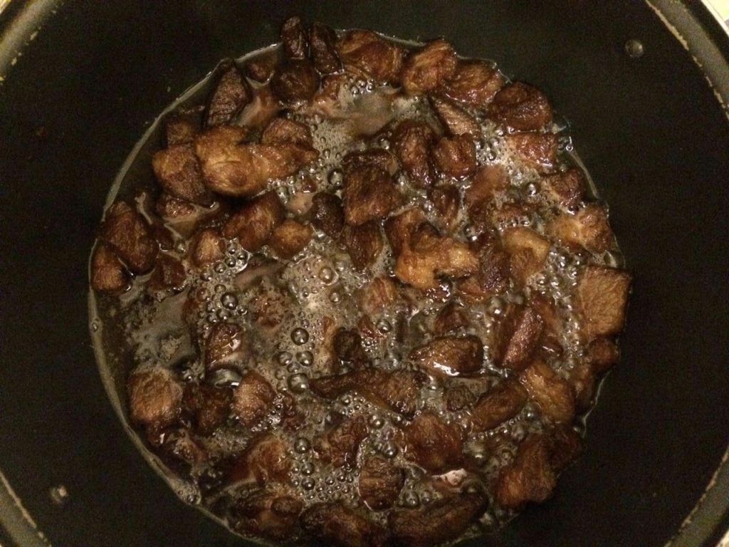 Обжариваем мясо до румяной корочки