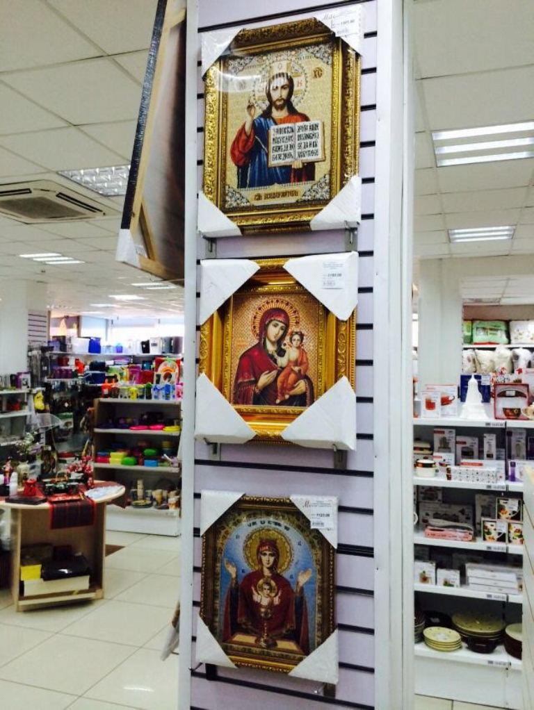 В магазине можно найти подарки своим близким 