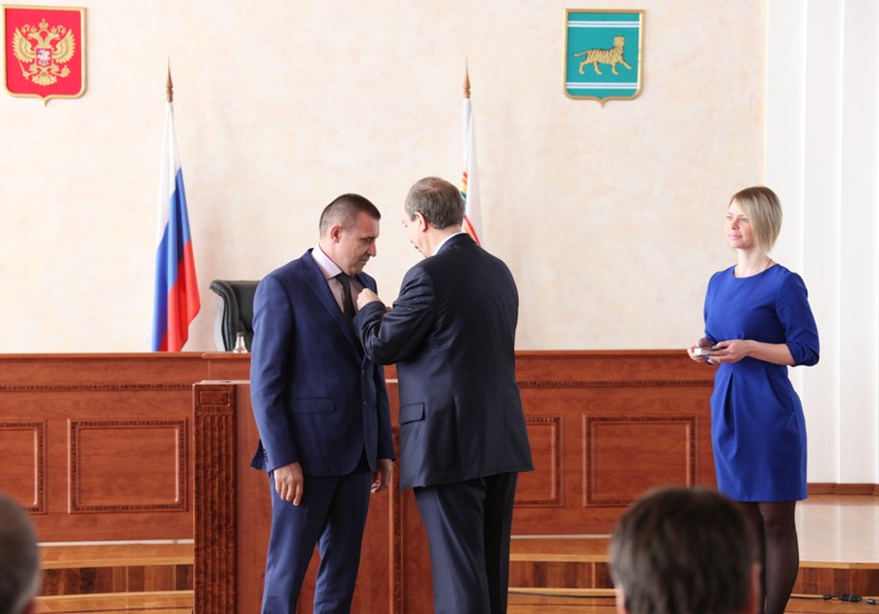 Глава ЕАО вручил награды жителям региона, отличившимся в труде