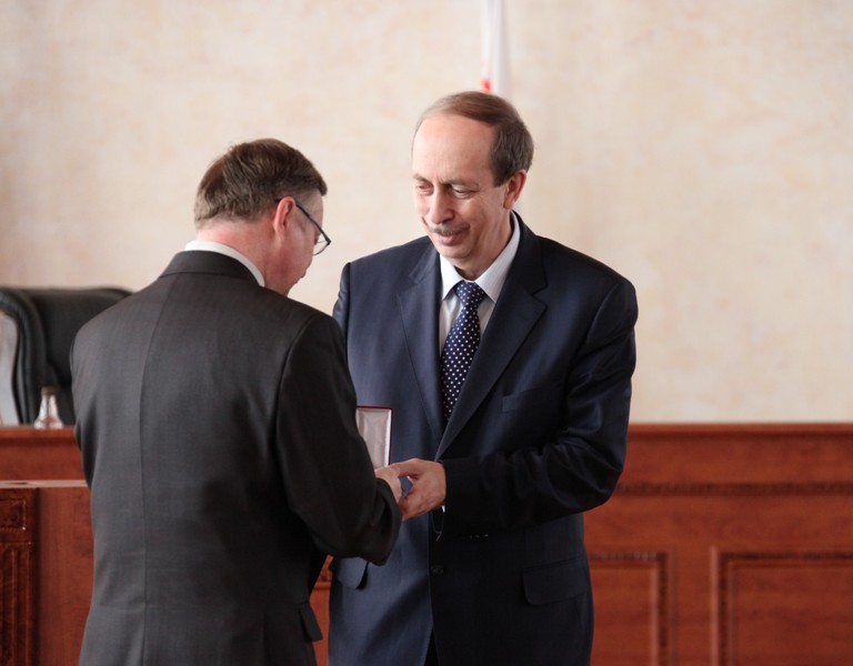 Глава ЕАО вручил награды жителям региона, отличившимся в труде