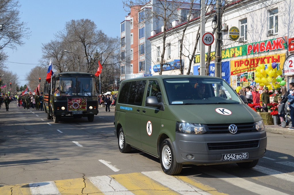 Немецкое авто непатриотично "подгоняло" участников Парада Победы в Биробиджане