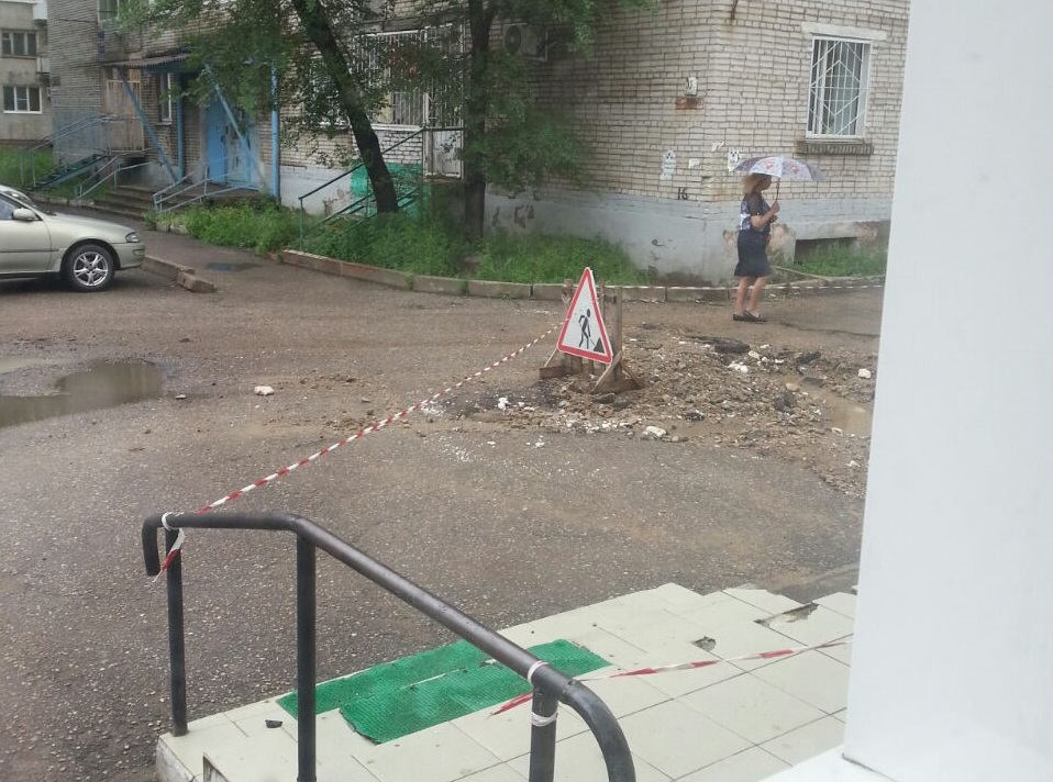 Дорожную яму, куда влетела биробиджанская неотложка, оградили лентой из открытых источников