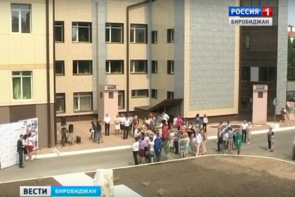 Бурю негатива в соцсети вызвала застывшая в камне благодарность архитекторам Биробиджана