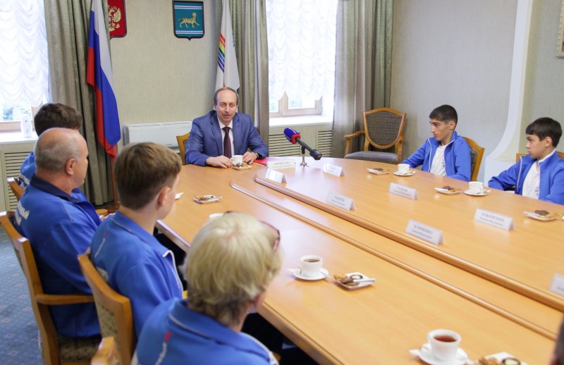 Перед отъездом ребят в Якутию их напутствовал губернатор области Александр Левинталь (ФОТО)