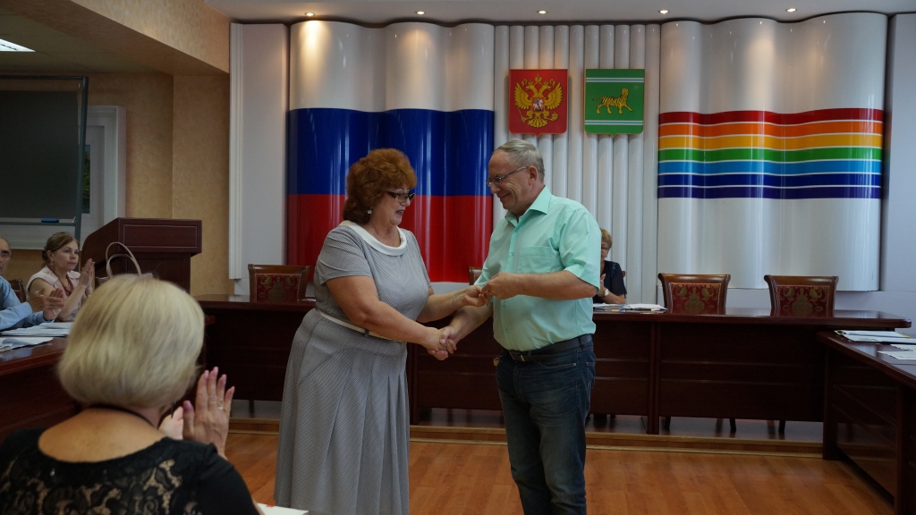 Вручение удостоверений депутатам в кандидаты