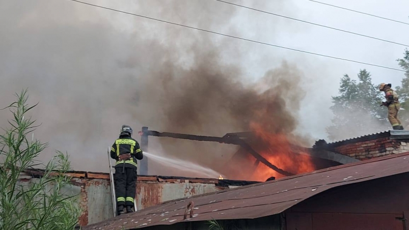 Поджог мог стать причиной мощного пожара на продуктовом складе в Биробиджане