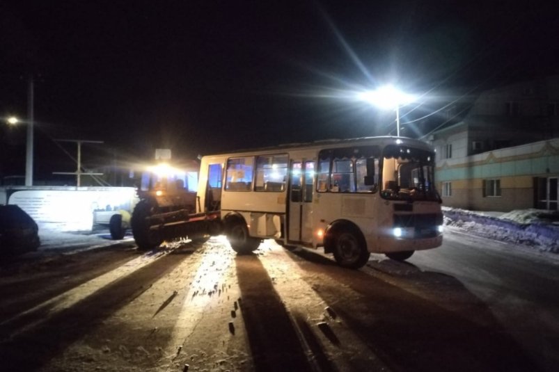 Сдавал назад и врезался в автобус водитель трактора в Биробиджане 