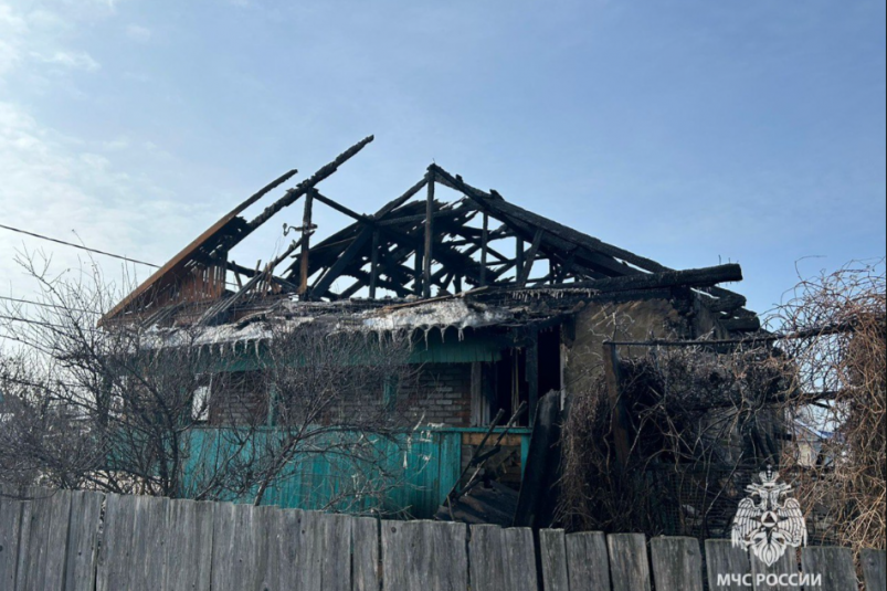 Разыскивают собственников и виновных в пожаре дома по ул. Гвардейская в Биробиджане