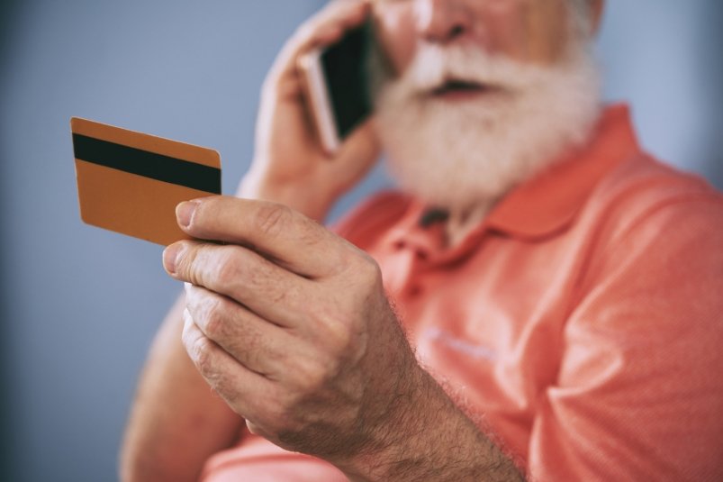 При смене банковской карты пенсионеров может поджидать неприятный сюрприз