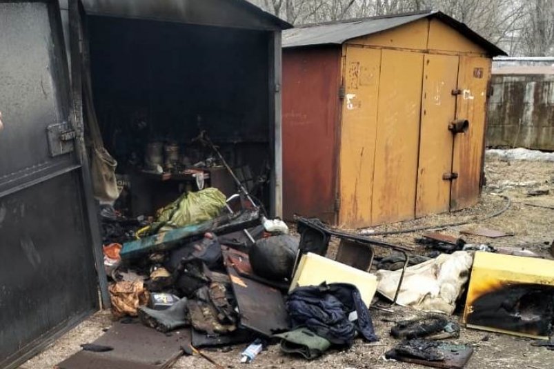 Детская шалость? Два гаража сгорели в Биробиджане - ВИДЕО