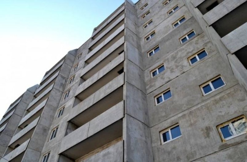 Биробиджанка погибла при падении с шестого этажа девятиэтажки
