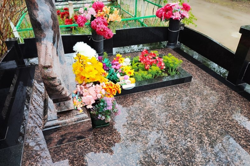 Сотни биробиджанцев идут на кладбище в Родительский день, чтобы почтить память близких