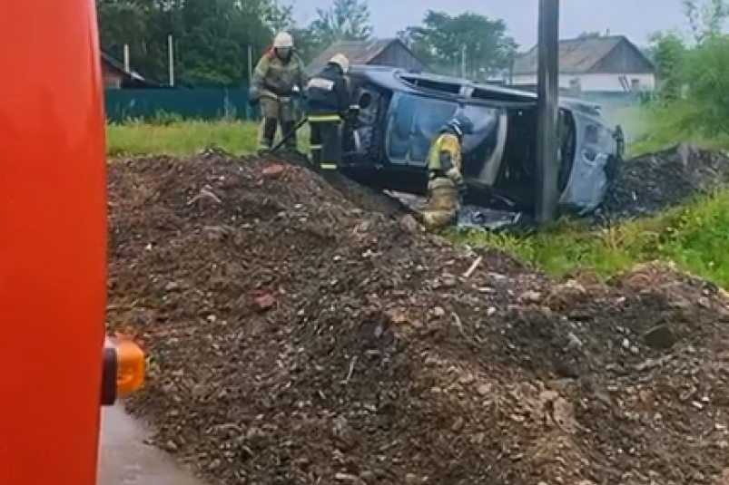 Авто перевернулось в Биробиджане: водитель и пассажир смогли выбраться из горящей машины