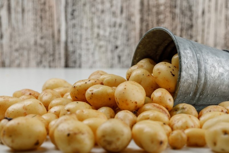 Нужна только соль - быстрый способ очистки молодой картошки без усилий