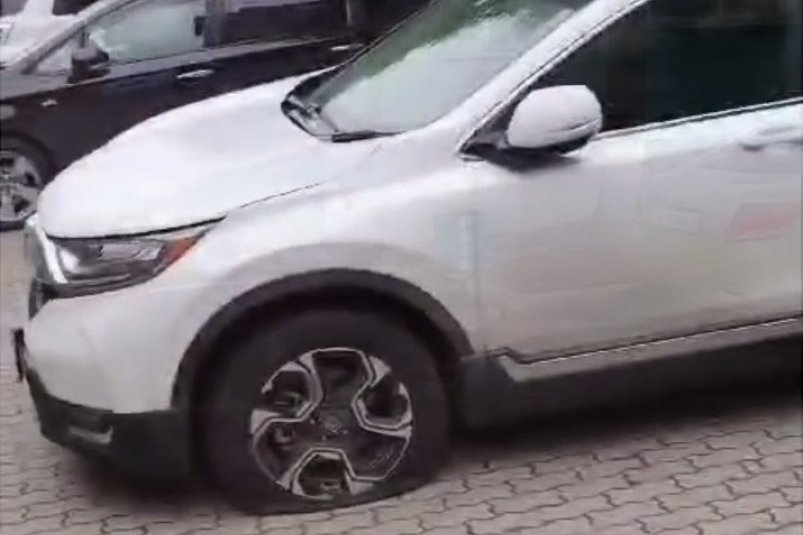 Плохо парковались: таксист рассказал, почему проколол колеса 20 авто в Биробиджане