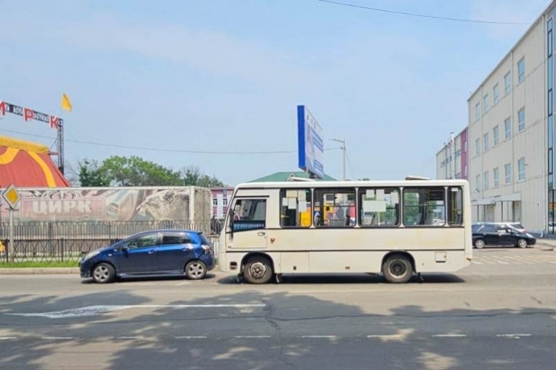 Не учел дистанцию: водитель пассажирского автобуса протаранил иномарку в Биробиджане 