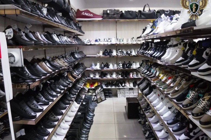Липа вместо брендовой одежды и обуви: контрафактный товар изъяли в биробиджанском ТЦ