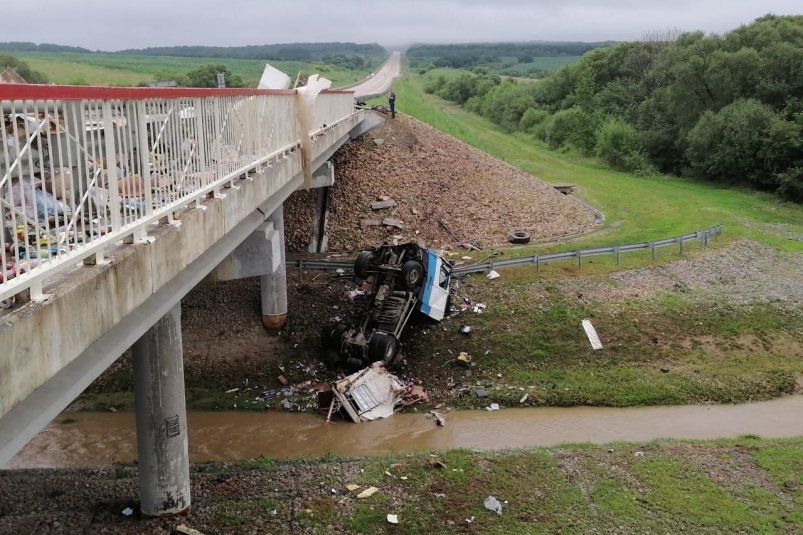 Жуткое ДТП с двумя погибшими: грузовик рухнул с моста после столкновения с легковушкой