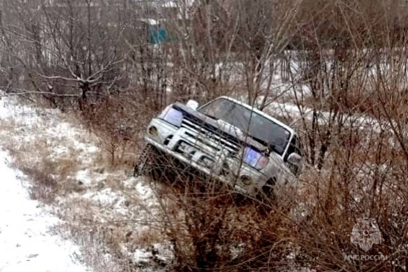 Балансировал на краю: помощь понадобилась водителю 