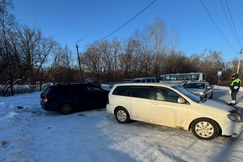 Сдавал назад и врезался в другое авто водитель иномарки в Биробиджане