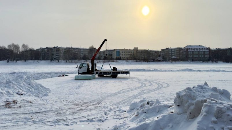 Ледяной блок для изготовления креста завезли в Крещенский городок в Биробиджане