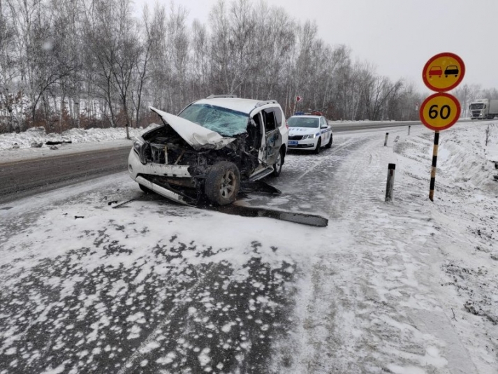 Водитель джипа вылетел на встречку и врезался в КАМАЗ на трассе в ЕАО 