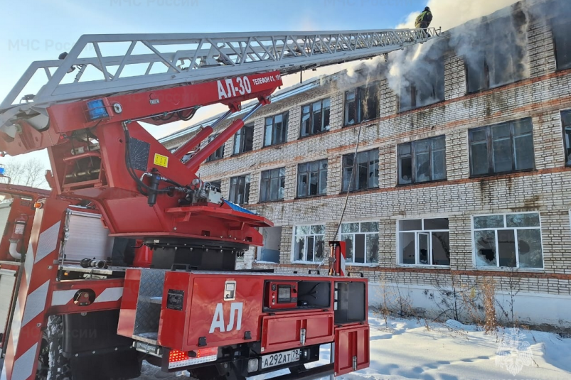 Поджог мог стать причиной пожара в здании бывшей автошколы в Биробиджане