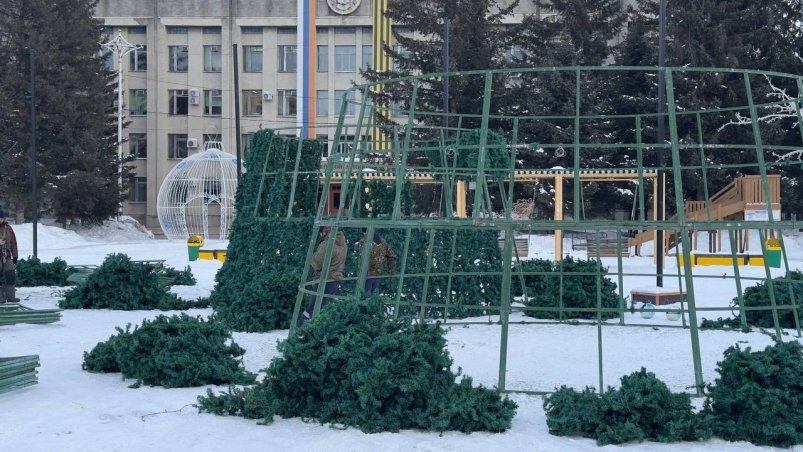 Новогоднюю ель разбирают на площади им. Ленина в Биробиджане