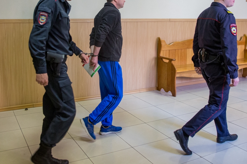 Похитили парня, вывезли в карьер и заперли в бытовке двое мужчин и подросток в Хабаровске