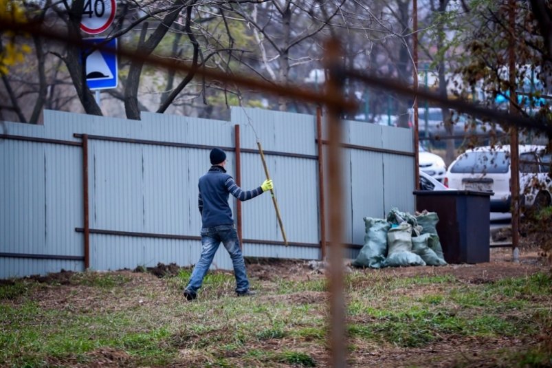 Перекинул через забор: украл 17 листов профнастила работник предприятия в Биробиджане