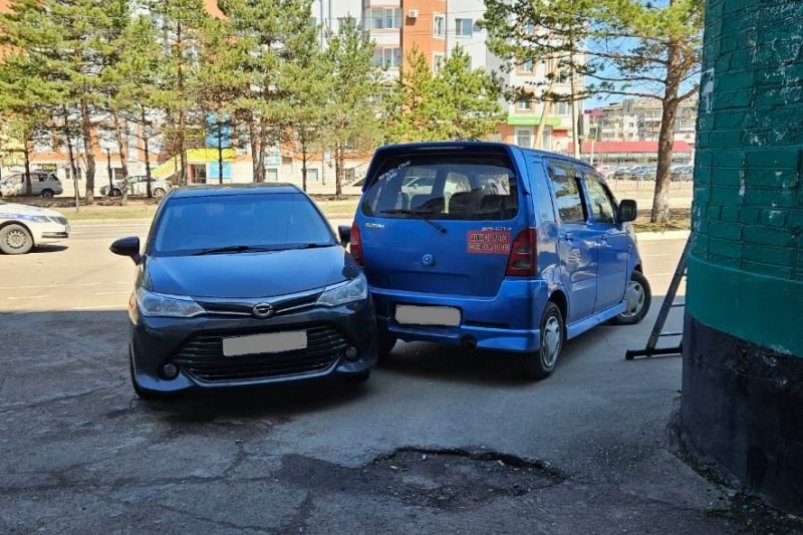 Сдавал назад и врезался в легковушку водитель иномарки в Биробиджане
